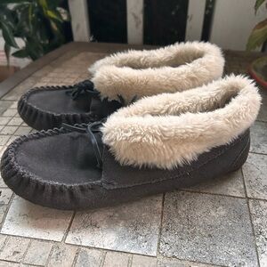 Minnetonka Cozy Gray Fur-Lined Moccasins slippers sz 8